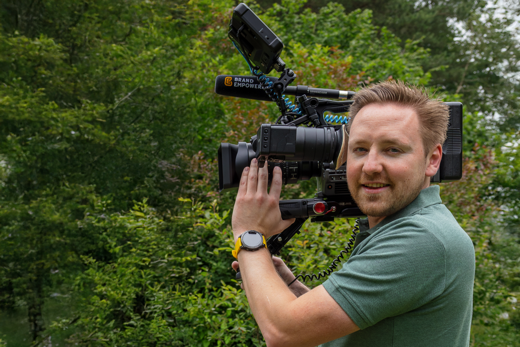 Stephan van Halsema met Camera - Videomarketingbureau Brand Empowerment - Deventer