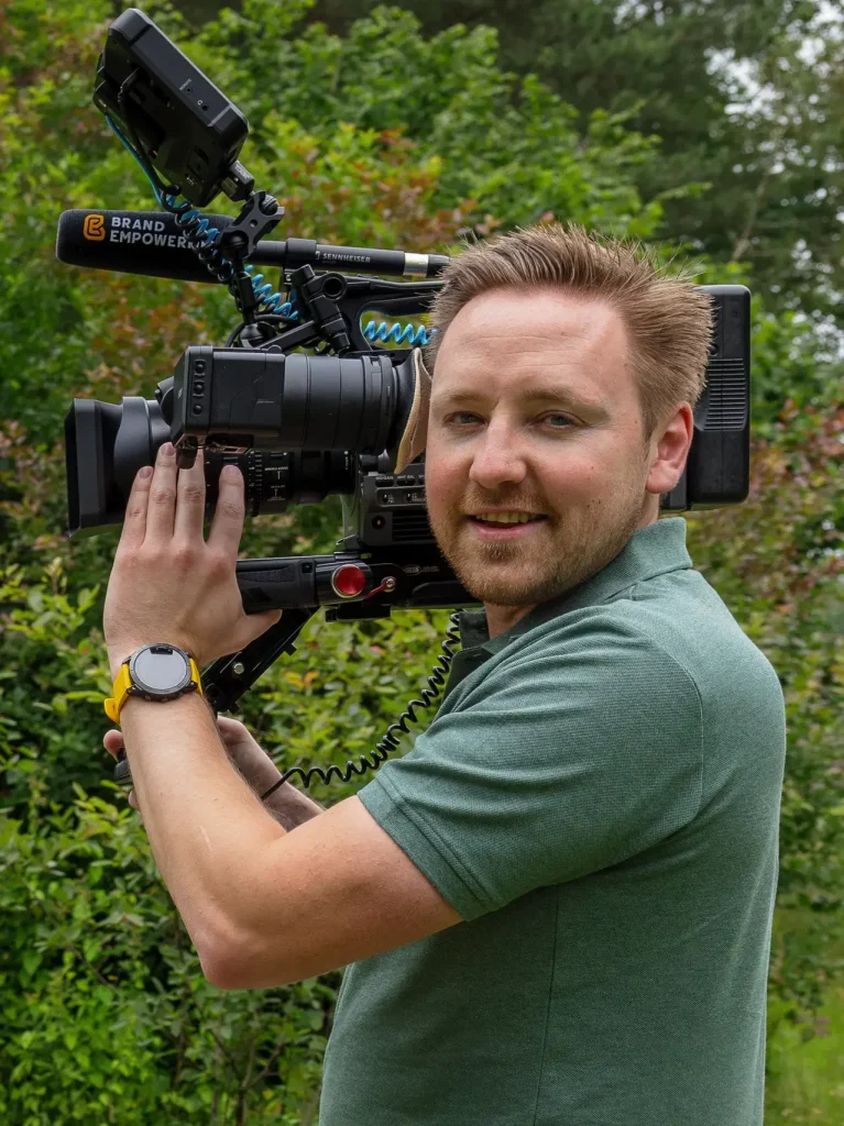 Stephan van Halsema met camera - Videoproductie in DeventerJouw verhaal helder in beeld - Brand Empowerment
