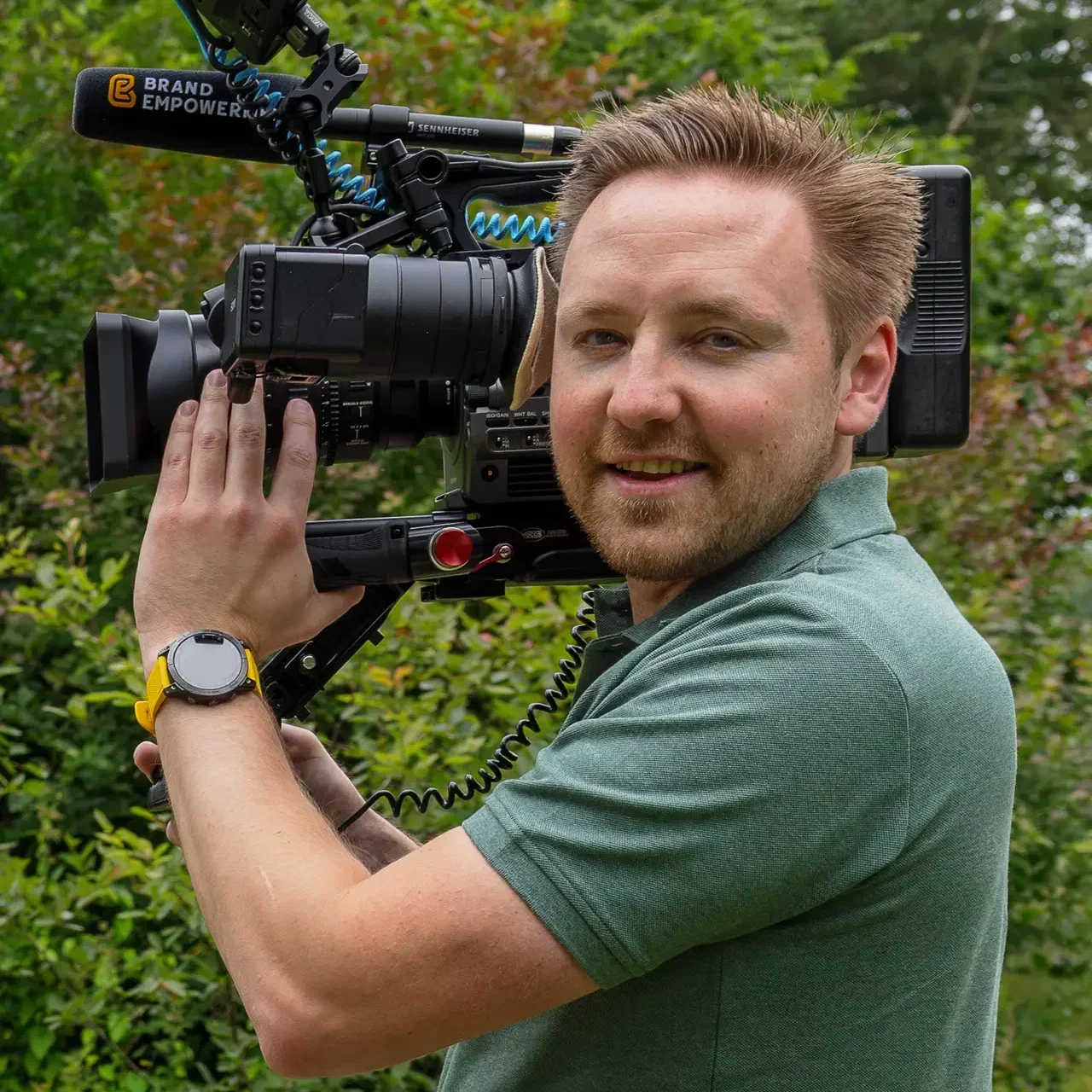 Stephan van Halsema met camera - Videoproductiebedrijf voor bedrijven die willen groeien - Brand Empowerment